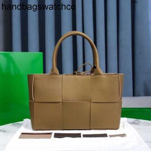 BottegassvenetasハンドバッグArco Tote Bag Botegss Ventss Bags for Women Online Store Wholesale 2023 New Womens Fashion Big Cowhide Solid Shopting Cross Cross Cross Body with Real