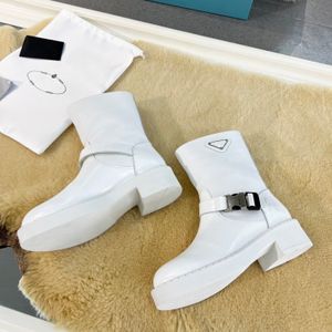 Stiefeletten aus Kalbsleder mit Dreieck-Logo, runder Zehenbereich, mittelhoher Blockabsatz, Slip-On-Booties, Luxus-Designer, lässig, hochwertige Damenmode, Schuhe aus der Fabrik mit Box