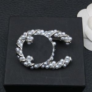 23SS 20SLY SYLE 18K GŁOTE LITY BRAOCHE MAŁE Słodki Wind Kobiety Luksusowe marki projektant Crystal Pearl Brooch Pins Metal Jewelry2546