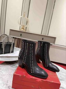 Couro de bezerro com botas de couro em relevo, designers de luxo projetam botas femininas exclusivas e inovadoras, equipadas com rebites