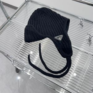 Cappello di lana da donna Autunno e inverno Tendenza all'aperto Calda protezione per le orecchie Cappello lavorato a maglia Etichetta di moda coreana Cappello freddo versatile straniero