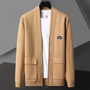 Jaqueta masculina de couro falso de alta qualidade, jaqueta de malha com zíper, primavera e outono, bordado requintado, cor sólida, suéter casual, casaco cardigan 231012