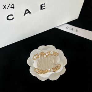 Högkvalitativ bokstav Kristall Classic Tassel Pearl Brooch Designer Luxury Love Smycken Pins Design Love Gifts For Men and Women Gold Plated Diamond Brosches