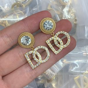 Enkla och fashionabla kvinnor mässingskristall full av diamanter bokstäver örhänge klassiska koppar par gåvor designer smycken engagemang örhängen hder8 --04