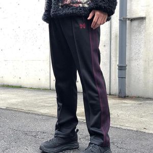 Мужские брюки Иглы Прибытие Черные хлопковые брюки с вышивкой бабочки Красные классические лямки в полоску Большие мужские и женские спортивные штаны