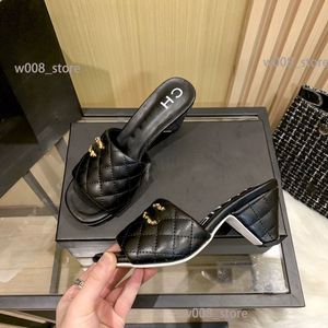 Paris patkal tasarım bayanlar yaz yüksek topuklu terlik kare ayak parmağı stiletto lüks tasarımcı marka kanal sandalet moda parti slayt ff flip flops