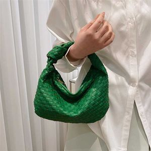 Nuova borsa da donna in tessuto testurizzato nel 2023 e semplice borsa sotto le ascelle annodata a mano internet rosso stile codice 2879