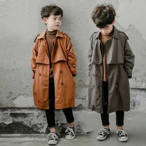 Down Coat 2023 AncoBear Estilo Britânico Trench Coat para Meninos Crianças Vintage Cavalheiro Jaqueta de Comprimento Médio Crianças Blusão Adolescentes Outerwear J231013