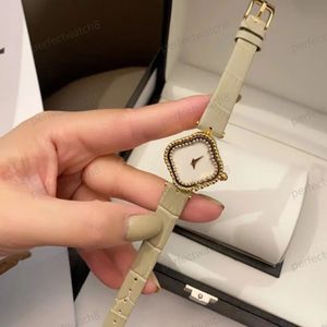 Womens Watch Designer Högkvalitativ affärssammantå Cohide Strap Quartz Movement Watch Glass Waterproof Luxury Watch With Box