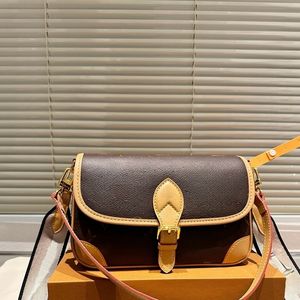 Kvällspåsar Kvinnor Fashion Party Läderhandväska Cross Body Evening Baguette Bags Luxury Bag Fashion Gift Women Stores 2024