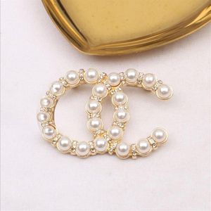 Mulheres de luxo designer marca carta broches 18k banhado a ouro inlay cristal strass jóias broche charme menina pérola metal pino wom3163