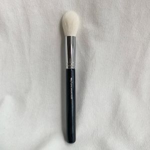 Makeup Brush 105 Highlight Brush Round Powder Blush Highlighting Cosmetic Brush Soft Goat Hair