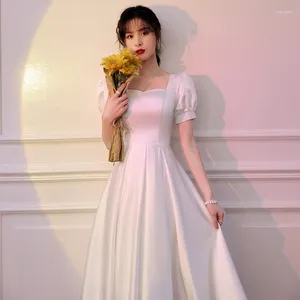 パーティードレスホワイトシンプルなイブニングドレス女性スクエアネックバブルスリーブプリーツAラインカクテルドレス韓国エレガントクラシックプロム