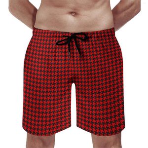 Shorts masculinos houndstooth placa de impressão vermelho e preto vintage praia calças curtas homens padrão correndo troncos de natação de secagem rápida presente de aniversário