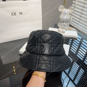Hattar designers kvinnor mens cap svart klassisk diamant plåt läder hink hatt slit