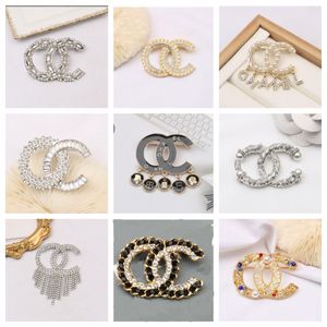 Nyaste Desinger Brosch Women Crystal Rhinestone Pearl Letter Brooches Suit Pin Fashion Gifts smycken Tillbehör 20Style