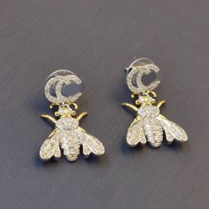 Entworfen als Ohrringe, doppelte Alphabet Bee Embed Zirkon-Charm-Ohrringe für Frauen, stilvoller und eleganter Schmuck, hochwertige Ware