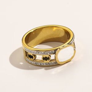 Anéis de diamante clássicos banhados a prata e ouro anel de noivado grandes pedras preciosas letras vazadas anel de designer de banda de casamento feminino elegante zl068