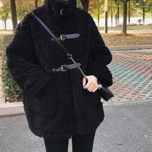 女性の毛皮のフェイクラムコート女性のためのジャケット長い暖かい冬のベルトがゆるい