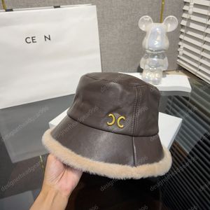 Bucket Hat Fitted Hats Keep Warm Wide Brimmed Hat Outdoor Fishing Leather Plush Hat Sun Protection And Warmth Street Fashion Women Designer Hats Mens Hat