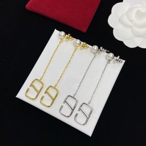 The stylish earrings are suitable for women's fashion. The new exquisite earrings are used as an anniversary birthday celebration Christmas gift box gift