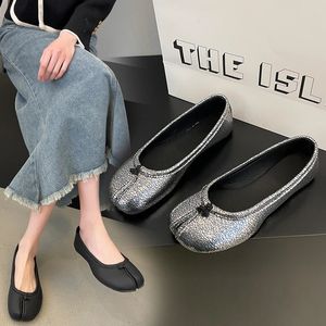 Tofflor Fashion Tabi Shoes Flats Casual Single Women S 2023 Trender Silvery Soft Leather Oxfords Bekväma pendling Loafers 231013