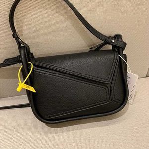 Urban fashion small square with a sense of niche design in early spring New style and versatile women's crossbody bag Inventory 2152 number 7452