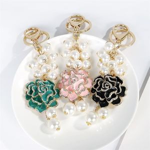Ny trendiga modeins -lyxdesigner Pretty Camellia Flower Mutli Pearls Tassel Bag Charms Keychains for Women Girls262u