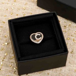 2023 Роскошное качество очаровательное кольцо в стиле панк с бриллиантами и черной эмалью в форме сердца в коробке с печатью PS4663A