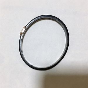 Klassisk modetitanstål C Bangle Hand Chian med presentväska för damkollektioner armband föremål smycken VIP gåvor242q