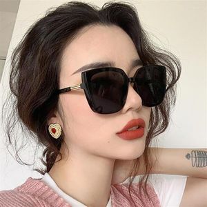 Solglasögon Brand Designer Cat Eye Woman Vintage Black Mirror Sun Glasögon för mode Big Frame Cool Sexig Female Oculos186Z
