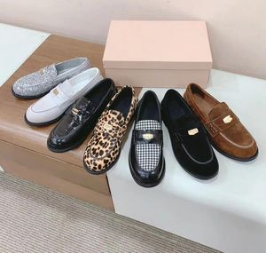 100% läderklänningskor Runda huvud Penny Loafers Designer Toppkvalitet Effekt Kvinnor Skor Plattform Läder Loafers Sneakers Storlek 35-41