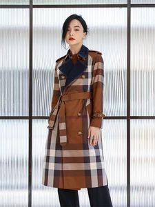 2023 Spring och Autumn New British Plaid Suit Collar Kvinnor Midlängd långärmad dubbelbröst pendlare Windbreaker Coat