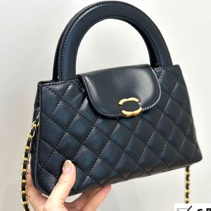 Modedesigner-Tasche Das originale Leder in Schwarz mit Retro-Flair zieht die 19 x 12 cm große Umhängetasche sofort nach oben