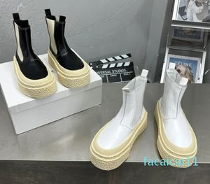 Beyaz buzağı deri platform Chelsea ayak bileği botları logo-yamalı çekme döngüleri yuvarlak turlu slip-on daireler ayakkabılar düşük topuk lüks tasarımcılar kadın moda ayakkabı fabrika ayakkabı ayakkabı