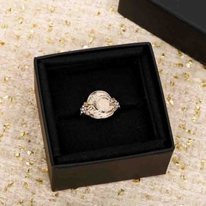 2023 Luxury Quality Charm Round Shape Band Ring med speciell design har stämpelbox PS4667A