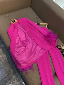2023 Autumn Różowe gorące pióro pióra stałe kolor dwuczęściowy spodnie z długim rękawem na szyję panele panele panele top długie spodnie Zestaw Dwuczęściowe garnitury O3G142659