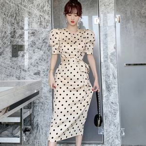 Grundläggande casual klänningar sommar vintage elegant midi klänning kvinnor satin polka dot puff hylsa bälte paket höft slits robe office party street vestido mujer 2024