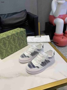 Varumärkesmodeskor för pojkar flickor utsökt hantverk barn sneakers storlek 26-35 snörning baby casual skor inklusive låda 10 september