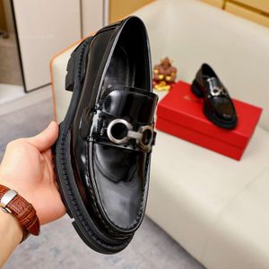 مصمم جديد من أحذية الرجال غير الرسميين للأحذية التجارية الحقيقية تغطية جلدية أحذية ناعمة مريحة جلدية