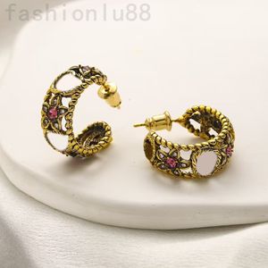 Pläterade guldhoppörhängen för män diamant designe öron kvällsfest glänsande smycken vintage mode studs örhängen blomma bokstäver ihålig zf069