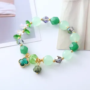 Charmarmband Green Agate Crystal Armband för kvinnor med söt och elegant fyrbladklöver hänge idealiska presentkamrater flickvänner