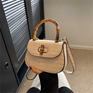 Günstiges Outlet 50 % Rabatt auf kleine Design-Taschen für Damen 2023, neue hochwertige Handtasche mit Krokodilmuster und Bambusknoten, süße Sattel-Umhängetasche