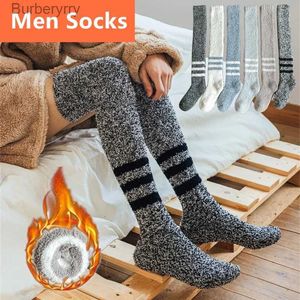 Männer Socken Männer Lange Über Knie Korallen Fleece Flauschigen Winter Socke Dicke Warme Weiche Gestreift Hohe Boden Schlaf Strumpf plüsch ThermalL231016