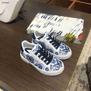 scarpe di moda di lusso per ragazze ragazzi Stampa in porcellana bianca e blu Sneakers per bambini Taglia 26-35 Scarpe casual per bambini stringate Inclusa scatola Aug30