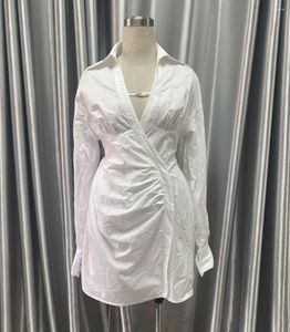 Vestidos casuais produto todo sexy trança de fumaça assimétrica para perfurar vestido de camisa de corrente em V profundo