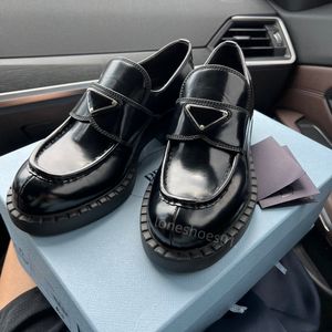 Loafers Kalın-Solda Deri Yaz ve Sonbahar Kadınlar Küçük Deri Ayakkabı Yüksek kaliteli gündelik üçgen logo Kadın Ayakkabı Bayanlar Klasik Mat Lüks Tek Ayakkabı A1