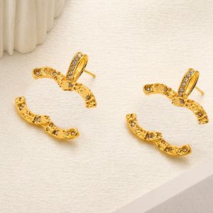 Charm örhängen kärlek stud örhänge 18k guld pläterad silver öron loop hoop desinger smycken varumärke bokstav kristall pärla kvinnor jul dag fest gåva bröllop smycken