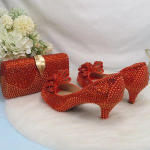 Kleidschuhe 2023 Ankunft Orange Kristall Frauen Hochzeit mit passenden Taschen Peep Toe High Pumps Mode offen und Geldbörse