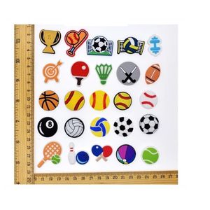 Encantos 100 pçs / lote bolas futebol sapato encantos acessórios decorações basquete desenhos animados pvc tamanco jibitz fivela meninos crianças festa presente28 dhukl